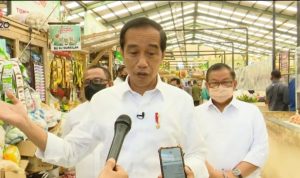 Kunjungan Presiden Joko Widodo (Jokowi) ke pasar rakyat Purworejo dan Magelang, pada Rabu (30/3). Jokowi melakukan sidak harga minyak goreng di pasar tradisional. (Youtube Sekretariat Presiden/Jawapos)