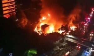 Kebakaran Pasar Gembrong Jakarta Timur, terjadi Minggu (24/4) malam. (tangkapan layar)