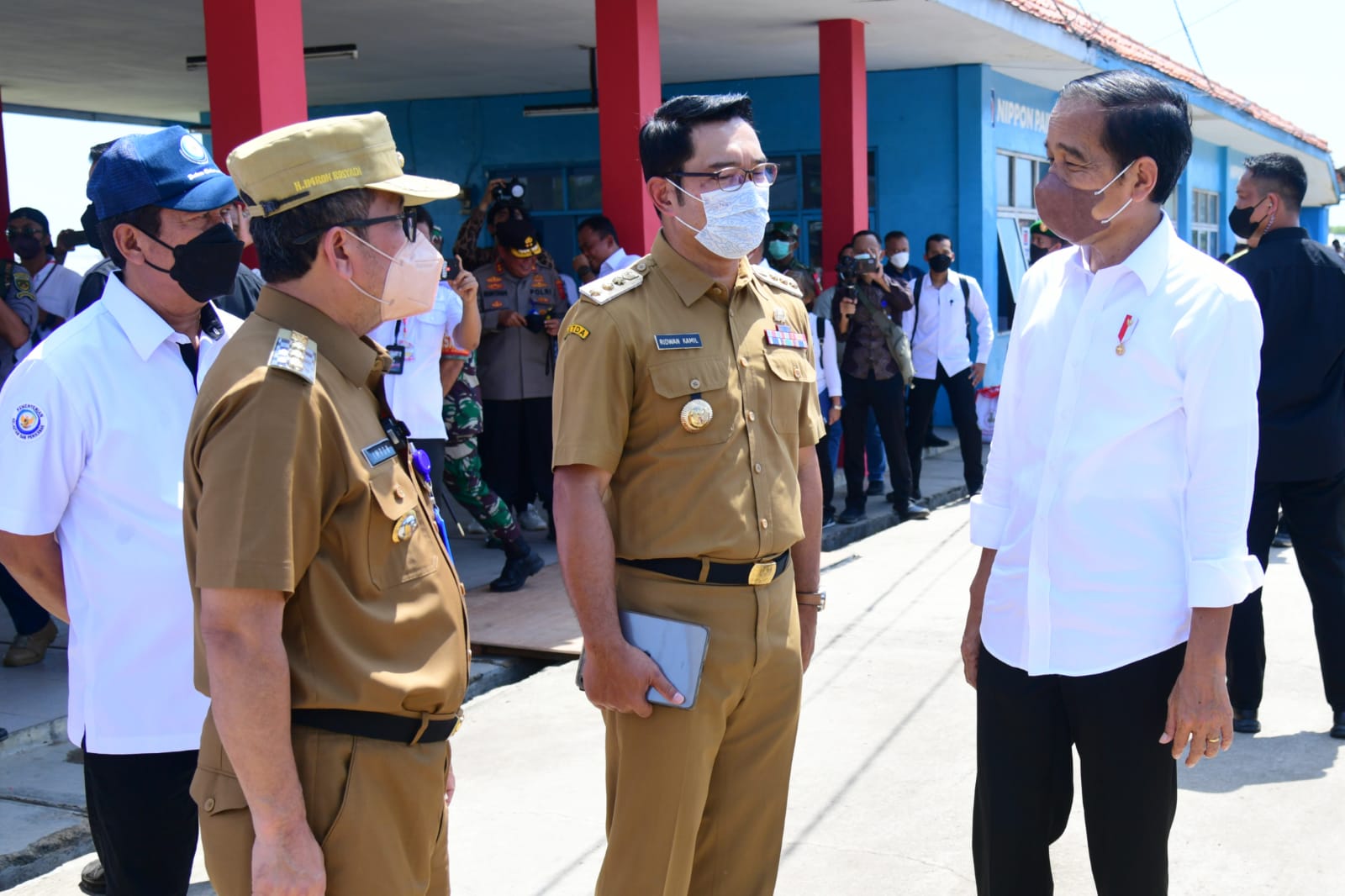 Presiden Joko Widodo bersama Gubenur Jabar ketika melakukan kunjungan untuk bertemu nelayan Cirebon
