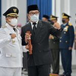 Ridwan Kamil melantik Yana Mulyana menjadi Wali Kota Bandung sisa masa jabatan 2018 - 2023, di Gedung Sate, Kota Bandung, Senin (184)