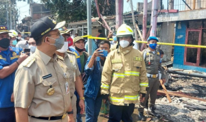 Anies Baswedan Janjikan Bantuan Modal untuk Korban Kebakaran di Pasar Gembrong