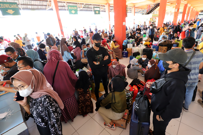Penumpukan penumpang di Terminal Kampung Rambutan karena bus tak kunjung datang alias datang terlambat. (Dery Ridwansah/ JawaPos.com)