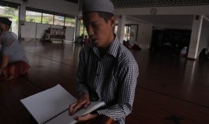 MEMBACA: Santri Pesantren Tunanetra Sam'an Darushudur disaat membaca Al-Quran Braille di Masjid Darushudur, Kampung Sekegawir, Desa Cimenyan, Kabupaten Bandung, Selasa (5/4). (Deni/Jabar Ekspres)