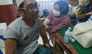Pelaksanaan vaksinasi oleh Polsek Cicalengka pada bulan suci Ramadan di Pelataran Masjid Agung Cicalengka.