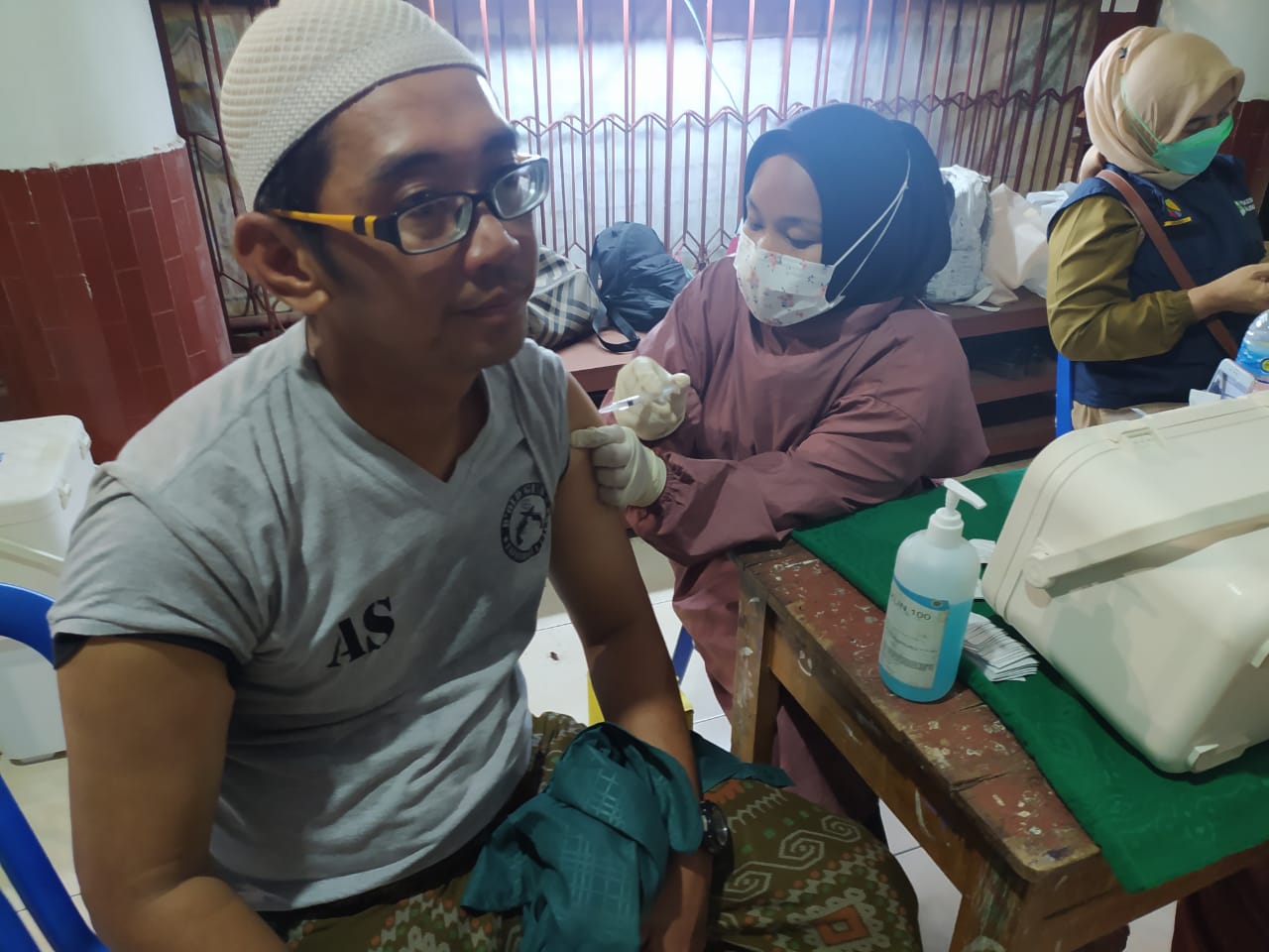 Pelaksanaan vaksinasi oleh Polsek Cicalengka pada bulan suci Ramadan di Pelataran Masjid Agung Cicalengka.