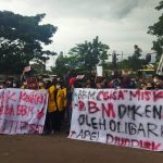 Forum Aksi Mahasiswa Bandung Raya melakukan aksi unjuk rasa di depan Depo Pertamina Gedebage, Jalan Soekarno-Hatta, Kota Bandung, Kamis (7/4).