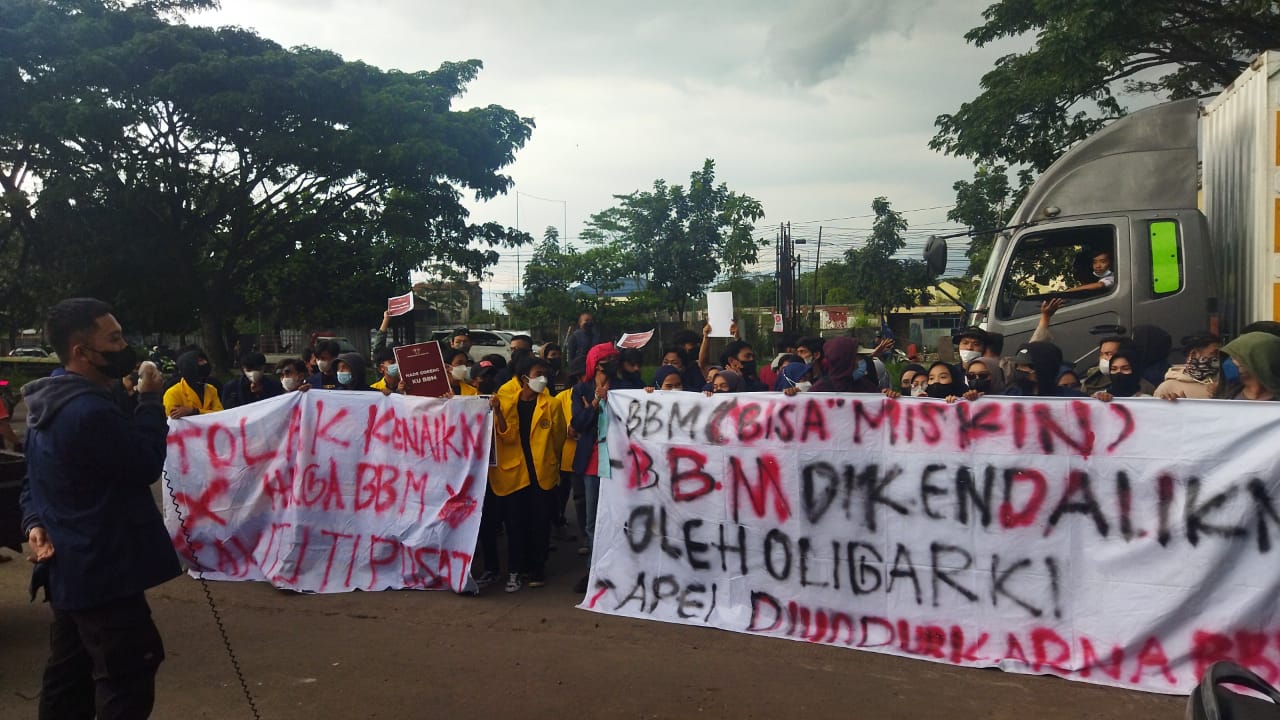 Forum Aksi Mahasiswa Bandung Raya melakukan aksi unjuk rasa di depan Depo Pertamina Gedebage, Jalan Soekarno-Hatta, Kota Bandung, Kamis (7/4).