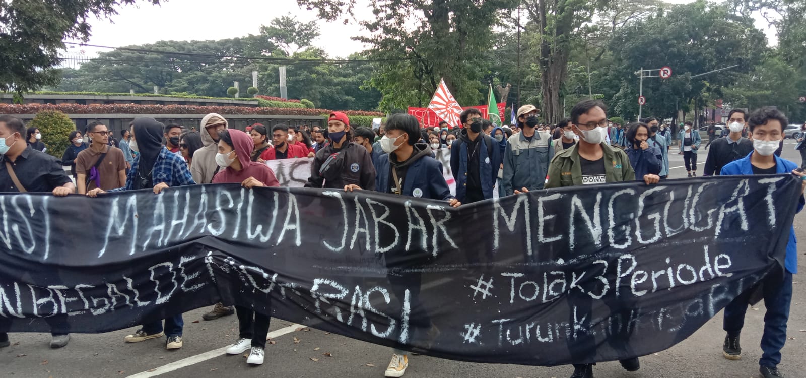 Ratusan Mahasiswa di Kota Bandung Mulai Geruduk Gedung Sate, Ini Tuntutannya