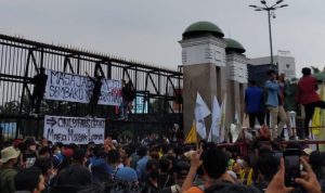 Tak Main-Main, Ribuan Mahasiswa Kepung Gedung DPR, Ada yang Panjat Pagar
