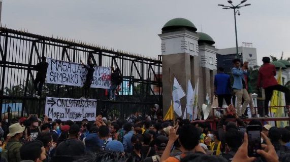 Tak Main-Main, Ribuan Mahasiswa Kepung Gedung DPR, Ada yang Panjat Pagar