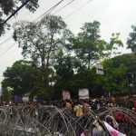 PROTES: Kawat berduri menghadang massa aksi Aliansi Mahasiswa Jabar Bersatu yang berunjuk rasa di depan kantor DPRD Jabar, Senin (11/4). (Nizar/Jabar Ekspres).