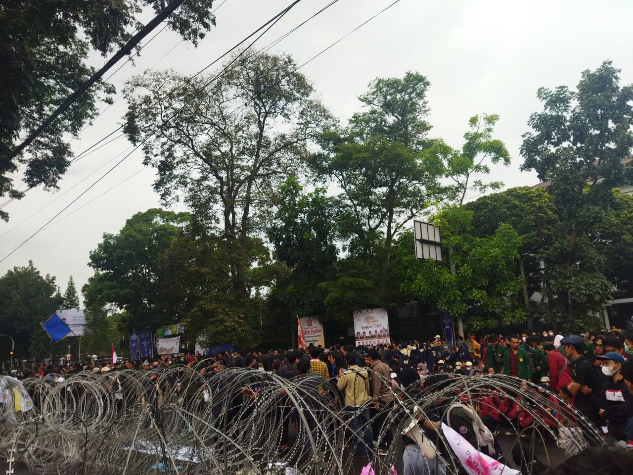 PROTES: Kawat berduri menghadang massa aksi Aliansi Mahasiswa Jabar Bersatu yang berunjuk rasa di depan kantor DPRD Jabar, Senin (11/4). (Nizar/Jabar Ekspres).