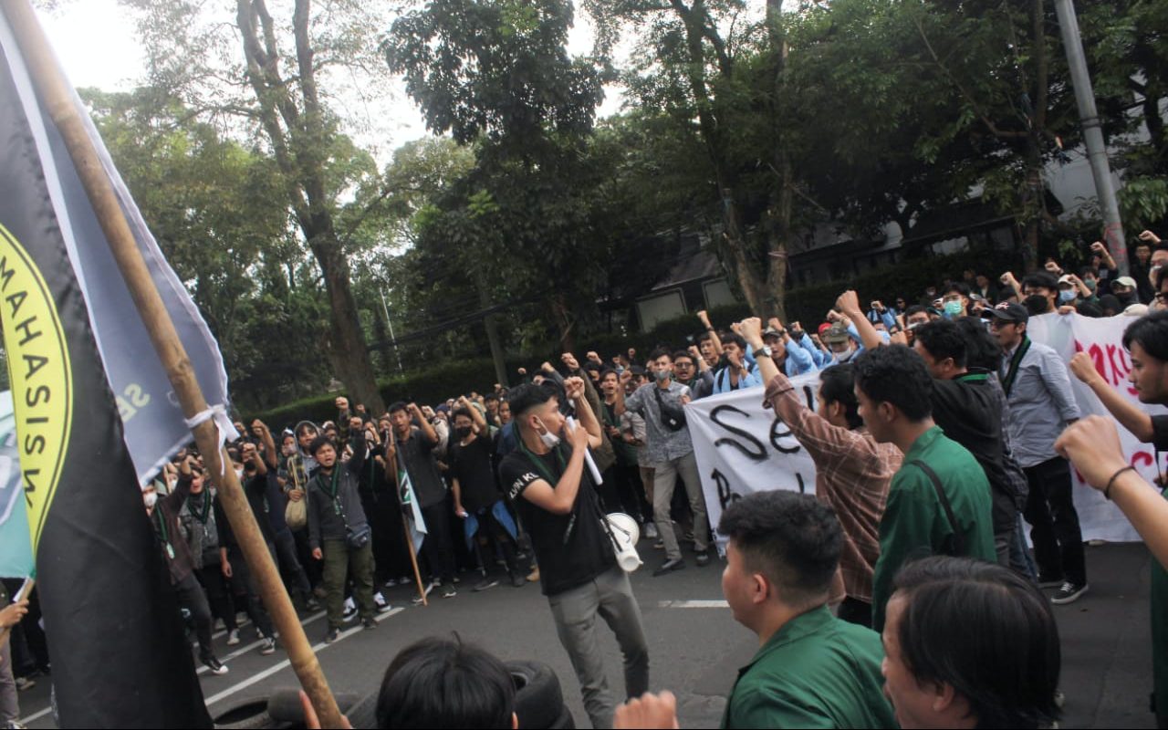 Unjuk Rasa Mahasiswa di Depan DPRD Jabar, Massa Aksi Layangkan 5 Tuntutan