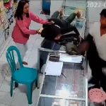 Rekaman CCTV Aksi Wanita yang Menggagalkan Pencurian di Konter HP (instagram @raree_vj)