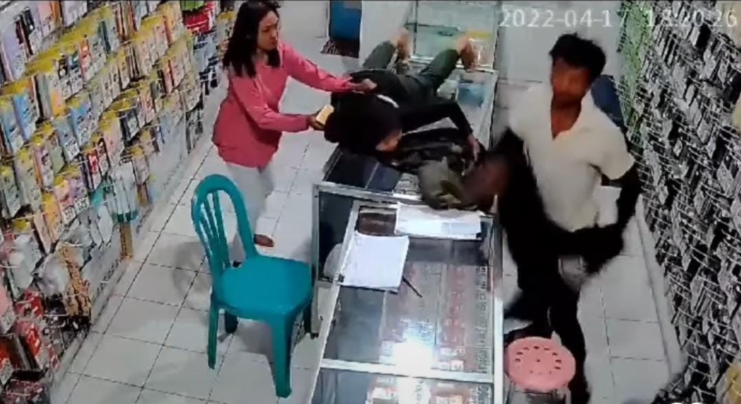 Rekaman CCTV Aksi Wanita yang Menggagalkan Pencurian di Konter HP (instagram @raree_vj)