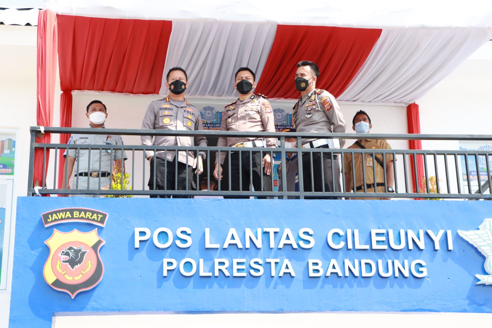 Kapolresta Bandung Kombes Pol Kusworo Wibowo meresmikan langsung Pos Lantas di Cileunyi, Selasa (19/4).