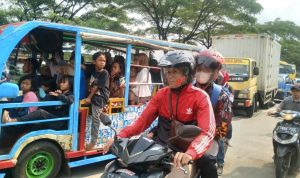 Ilustrasi kemacetan arus mudik lebaran 2022: Padatnya volume kendaraan di Jalan Raya Bandung-Garut, Kecamatan Cimanggung, Kabupaten Sumedang. (Jabar Ekspres)