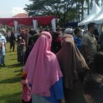 Padatnya pengunjung bazar pada acara Ketupat May Day di Kawasan Industri Dwi Papuri Abadi (Jarum Super), Kecamatan Cimanggung, Kabupaten Sumedang.