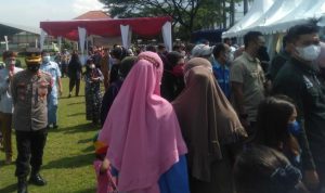 Padatnya pengunjung bazar pada acara Ketupat May Day di Kawasan Industri Dwi Papuri Abadi (Jarum Super), Kecamatan Cimanggung, Kabupaten Sumedang.