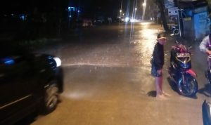 Jalan Raya Cicalengka penghubung Kabupaten Bandung dan Kabupaten Sumedang yang terendam banjir akibat hujan deras dan luapan Sungai Citarik. (Istimewa)