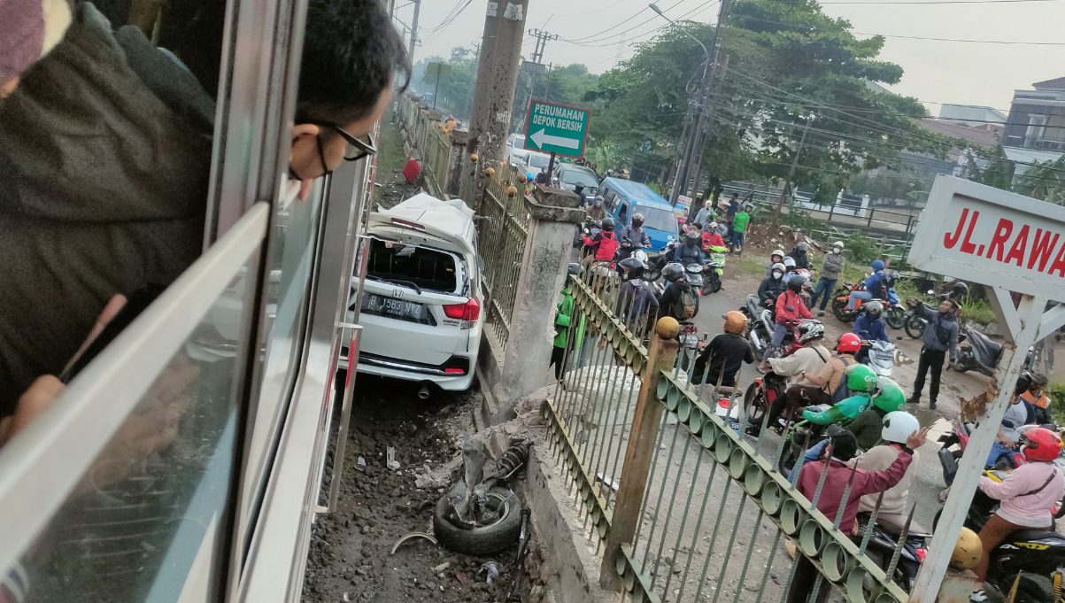 Mobilio Terseret KRL di Depok, Pimpinan Pondok Pesantren jadi Korban