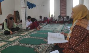 Area Sekolah Rusak Diterjang Banjir, Siswa SDN 07 Rancaekek Belajar di Masjid