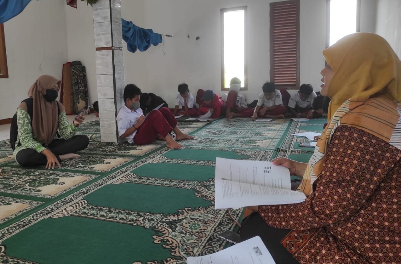 Area Sekolah Rusak Diterjang Banjir, Siswa SDN 07 Rancaekek Belajar di Masjid