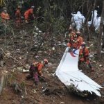 Pekerja mencari melalui puing-puing di lokasi pesawat China Eastren jatuh (Foto: Xinhua News Agency)