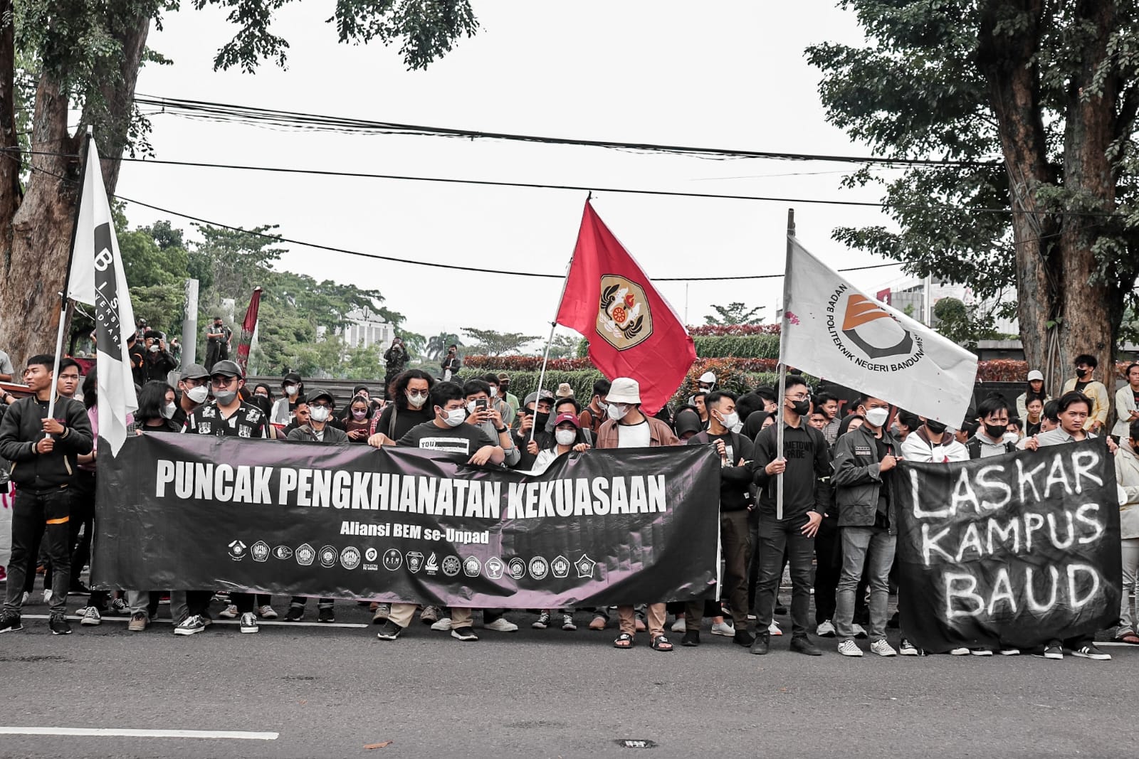 Poros Revolusi Mahasiswa Bandung (PRMB) melakukan aksi demonstrasi di depan Gedung Sate, Kamis (21/4). (Foto: Arfan/Jabar Ekspres)