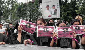 DEMONSTRASI: Massa aksi yang tergabung dalam PRMB memegang pamflet bertuliskan 'Mosi Tidak Percaya kepada Rezim Hari Ini' di depan Gedung Sate, Kamis (21/4). (Foto: Arfan/Jabar Ekspres)