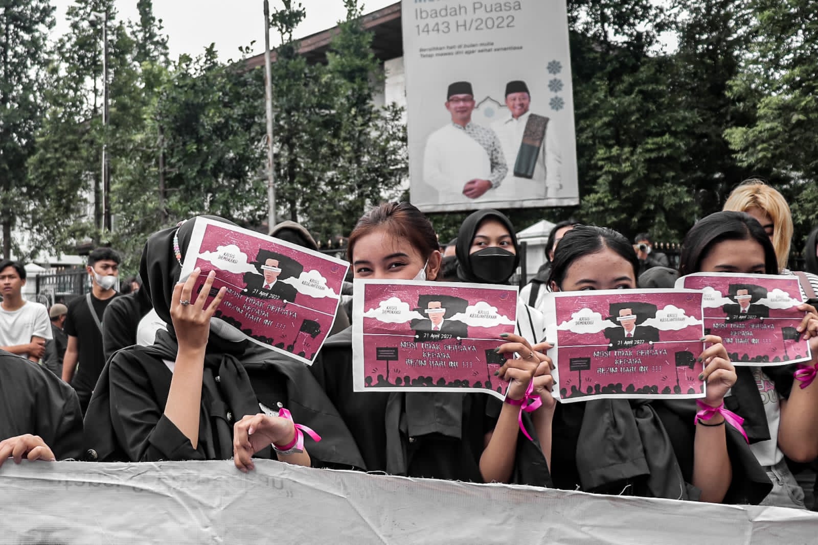 DEMONSTRASI: Massa aksi yang tergabung dalam PRMB memegang pamflet bertuliskan 'Mosi Tidak Percaya kepada Rezim Hari Ini' di depan Gedung Sate, Kamis (21/4). (Foto: Arfan/Jabar Ekspres)