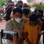 Pelaku pengoplos Gas LPG bersubsidi kedalam tabung non subsidi di wilayah Bogor Jawa Barat. Kamis (21/4). (Foto: Sandi Nugraha/Jabar Ekspres)
