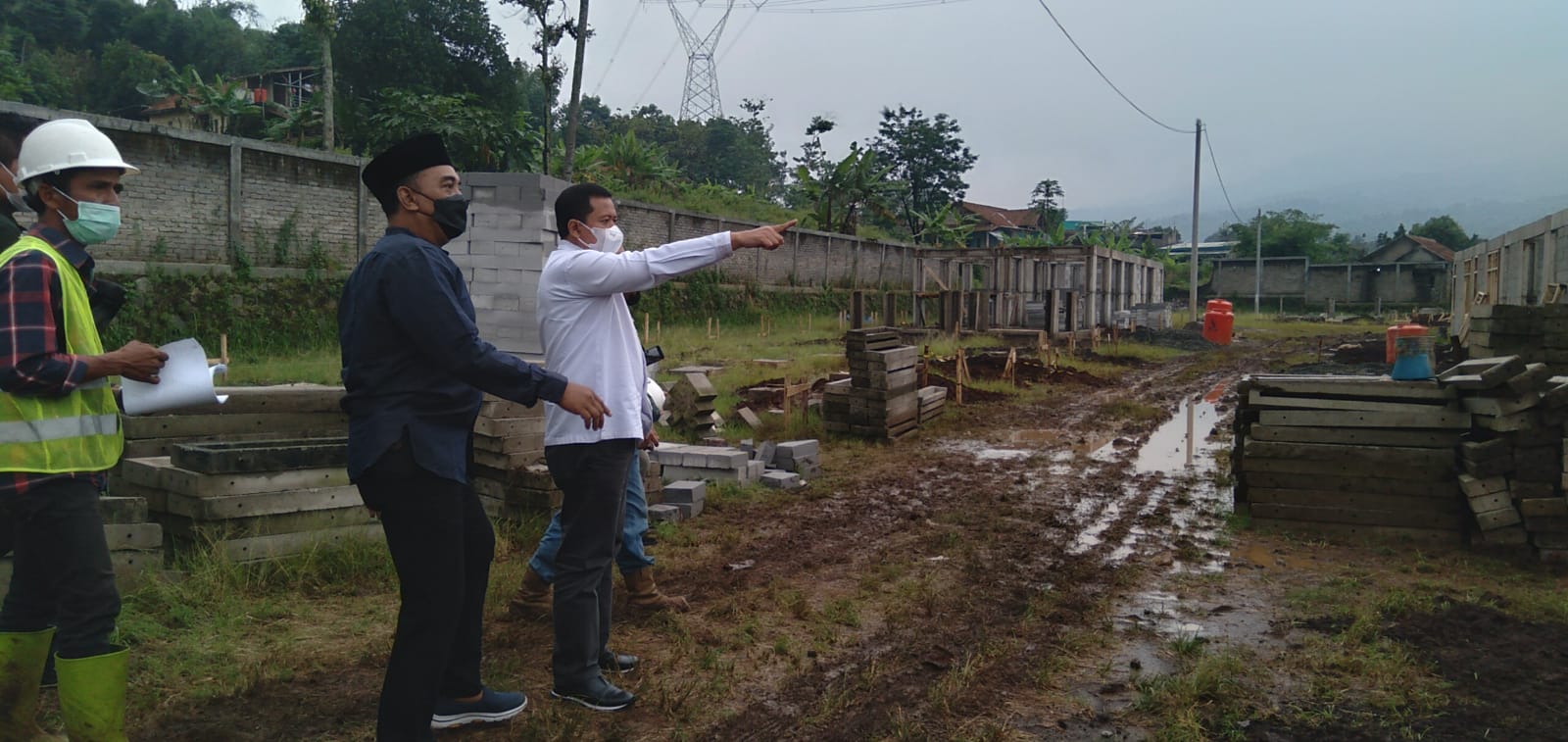 Bupati Sumedang, Dony Ahmad Munir (kanan) didampingi Camat Cimanggung, Dikdik Syeh Rizki (tengah) saat lakukan pengecekan area proyek relokasi korban longsor di Desa Sindanggalih, Cimanggung, Sumedang. (Yanuar Baswata/Jabar Ekspres)