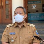 Wali Kota Bandung, Yana Mulyana, saat memberi paparan kepada wartawan di Balai Kota Bandung, Senin (25/4).