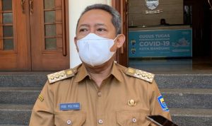 Wali Kota Bandung, Yana Mulyana, saat memberi paparan kepada wartawan di Balai Kota Bandung, Senin (25/4).
