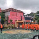 Anggota Basarnas Kantor SAR Bandung saat melaksanakan apel siaga khusus Lebaran 2022 di Lapangan Kantor SAR Bandung, Kecamatan Cimanggung, Kabupaten Sumedang. (Yanuar Baswata/Jabar Ekspres)