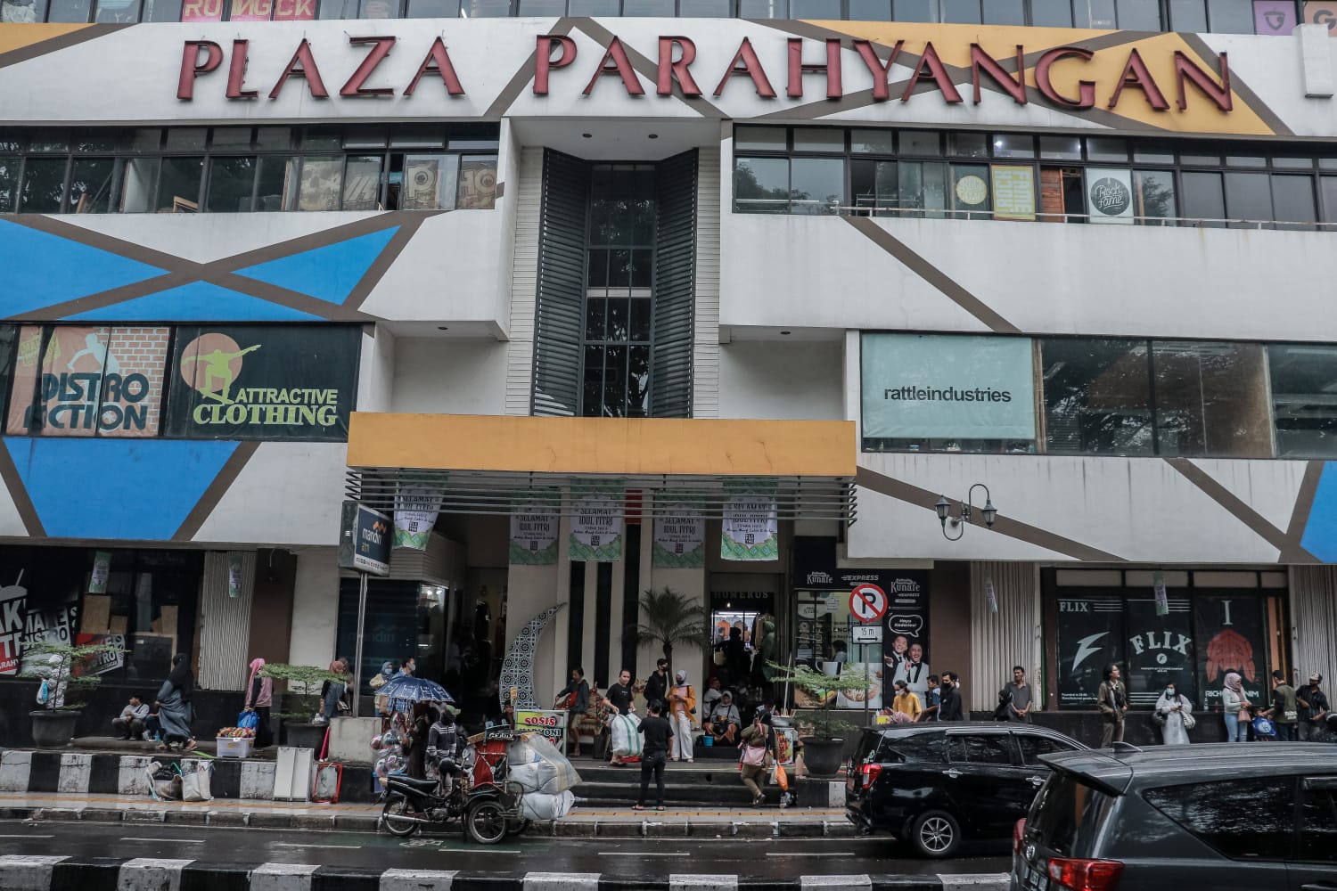 ELANG LEBARAN: Pusat perbelanjaan di Kota Bandung mulai ramai didatangi pengunjung. (Arfan/Jabar Ekspres)