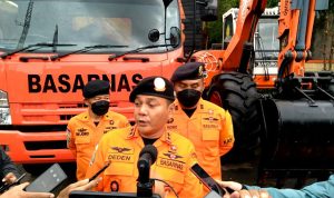 Kepala Kantor Search and Rescue (SAR) Bandung, Deden Ridwansah (tengah) saat diwawancarai terkait kesiapsiagaan mudik Lebaran 2022. (Yanuar Baswata/Jabar Ekspres)
