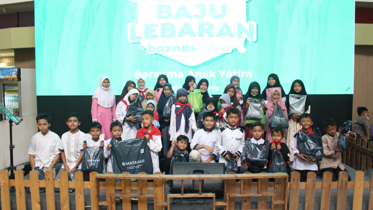 Ratusan anak yatim di Kota Bandung mendapatkan kebahagiaan dari Baznas Jabar lewat program 'Borong Baju Lebaran, Selasa (26/4).