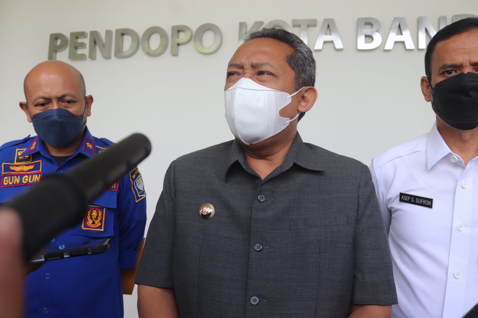 Wali Kota Bandung Yana Mulyana saat memberi paparan kepada wartawan di Pendopo Kota Bandung, Jl. Dalem Kaum No.56, Rabu (27/4).