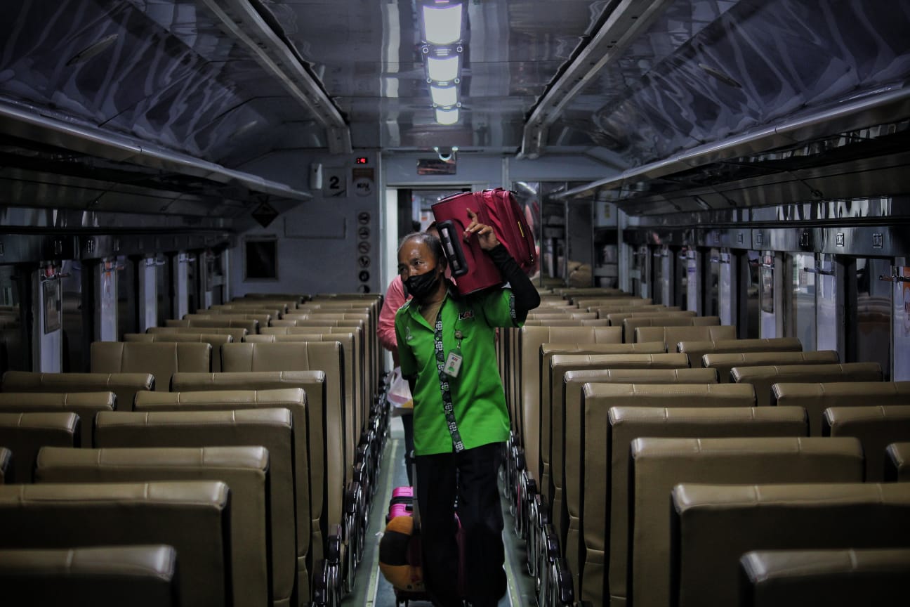 ARUS MUDIK: Seorang porter mengangkat barang bawaan dari salah satu pemudik yang menaiki gerbong kereta di Stasiun Bandung. (Deni/Jabar Ekspres)