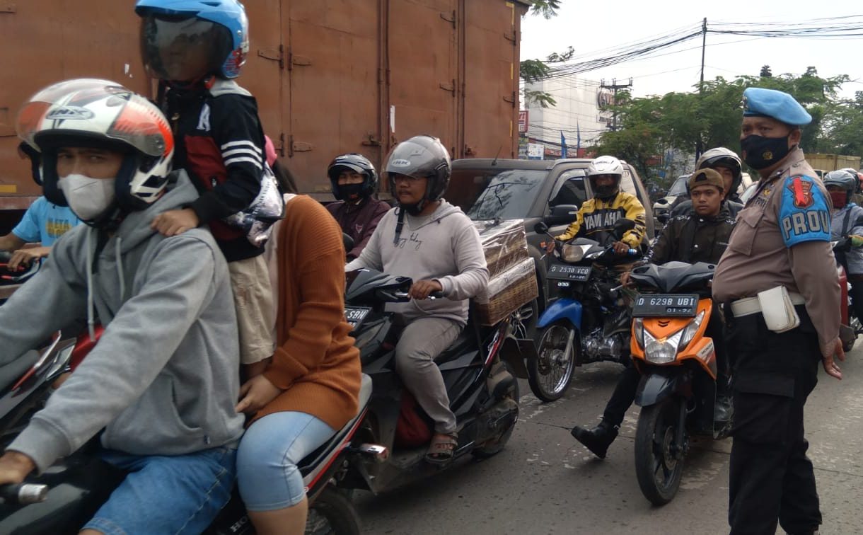 Anggota Polsek Cimanggung saat amankan area sekaligus mengatur arus lalu lintas di Pos Pam Ketupat Lodaya 2022 Cimanggung, Sumedang. (Yanuar Baswata/Jabar Ekspres)