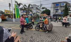BPJAMSOSTEK membagikan takjil kepada para pengguna jalan yang melewati depan Kantor BPJS Ketenagakerjaan Cabang Cimahi, di Jalan Jendral Amir Machmud No.803 Cimahi, Rabu (27/4).