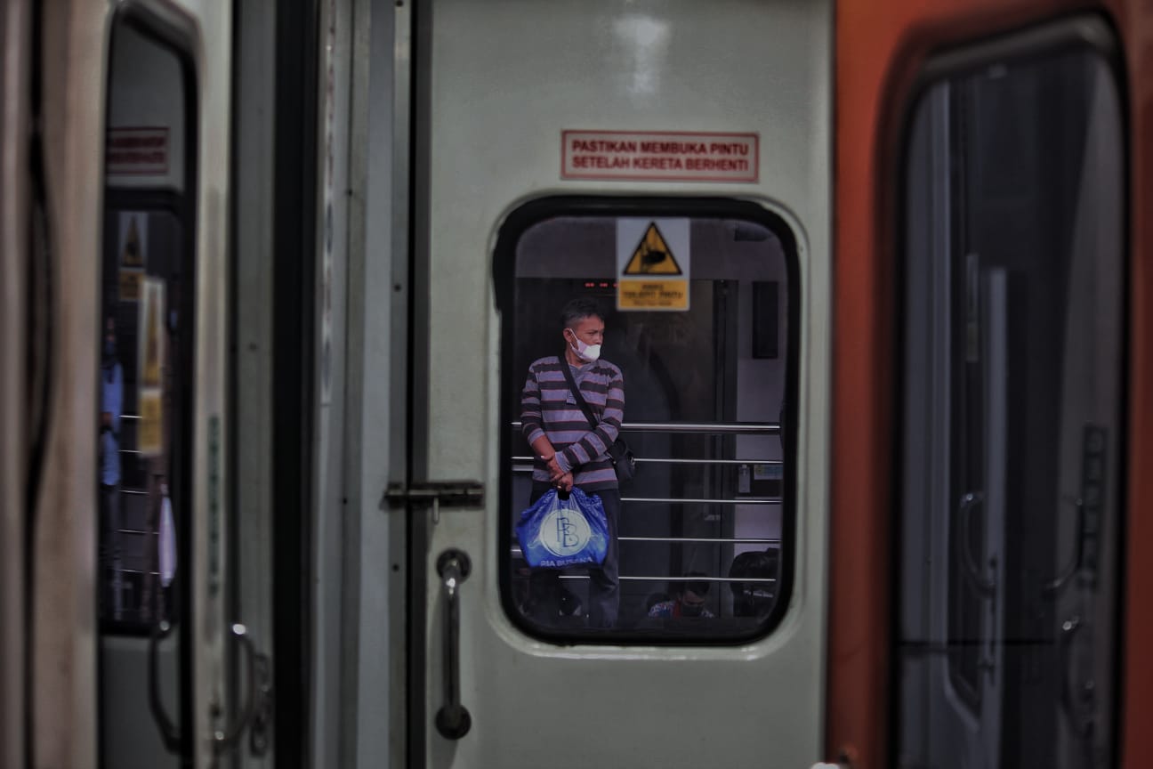 MUDIK: Seorang penumpang menunggu kedatangan kereta di samping perlintasan rel Stasiun Bandung, Kota Bandung. (Deni/Jabar Ekspres)