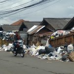 Sampah yang menggunung di Pasar Parakanmuncang, Kecamatan Cimanggung, Kabupaten Sumedang. (Yanuar/Jabar Ekspres)