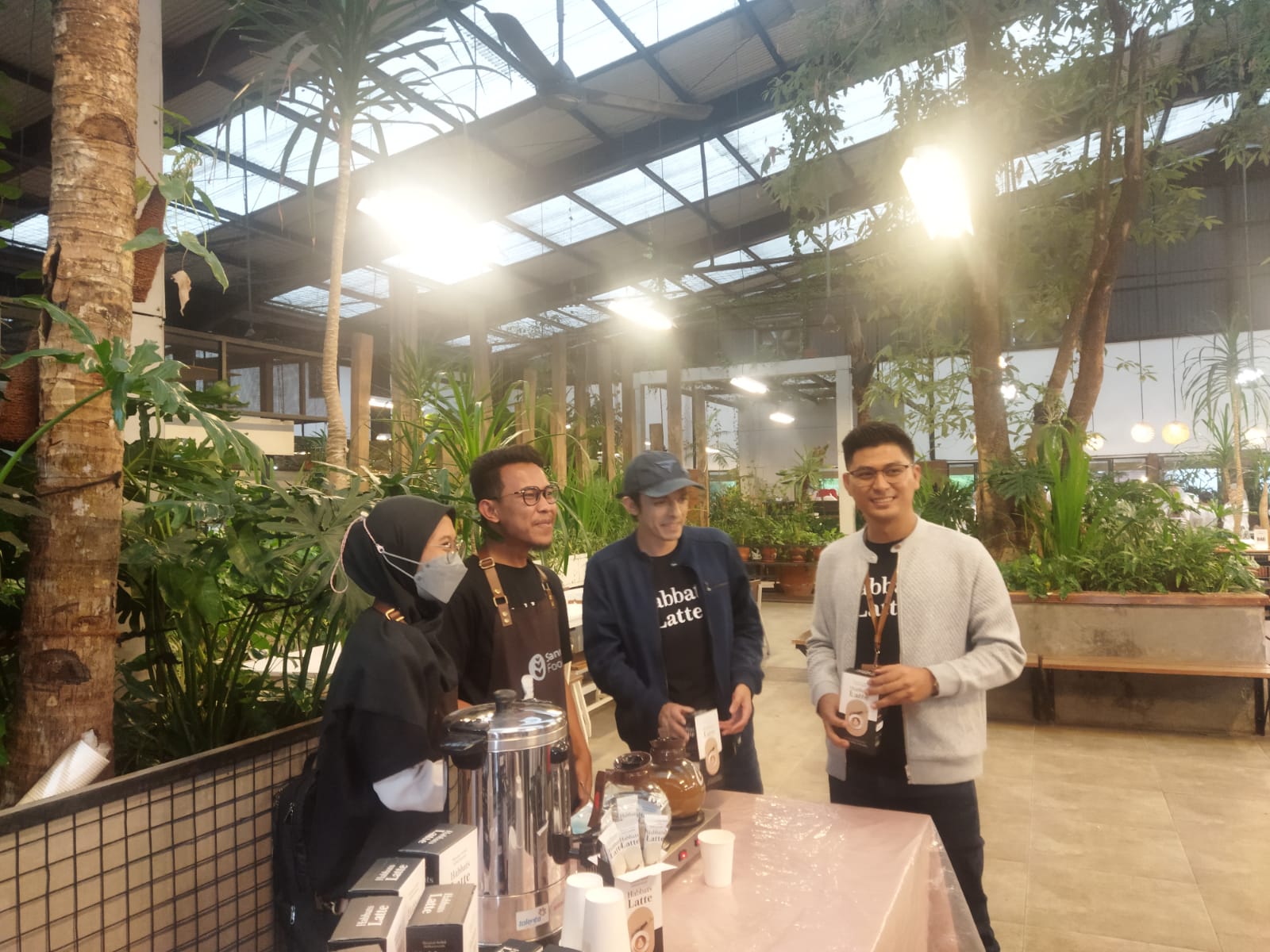 LAUNCHING: Brand Owner Sanusa Food, Syahid Hasan (paling kanan) ditemui seusai acara launching produk Habbats Latte di Paberik Bajoe, Kota Bandung, Rabu (27/4).