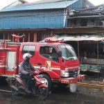Satu unit bangunan rumah di Kampung Cikalang, RT03 RW05, Desa Cimekar, Kecamatan Cileunyi, Kabupaten Bandung tengah dipadamkan petugas Damkar akibat dilahap si jago merah.