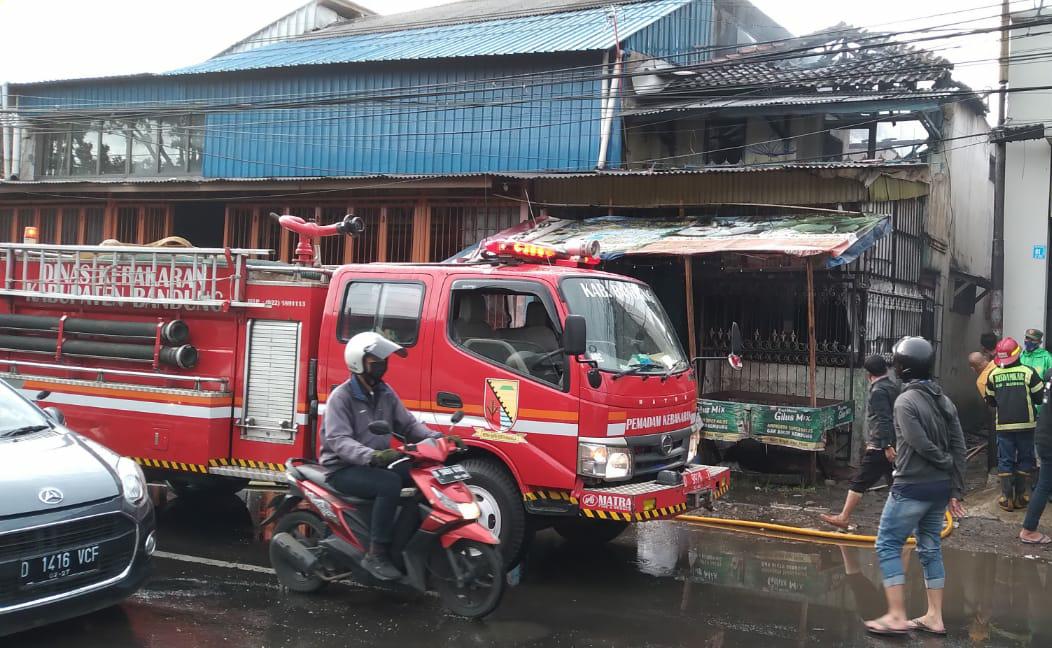 Satu unit bangunan rumah di Kampung Cikalang, RT03 RW05, Desa Cimekar, Kecamatan Cileunyi, Kabupaten Bandung tengah dipadamkan petugas Damkar akibat dilahap si jago merah.