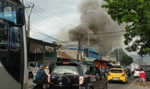 Kebakaran di wilayah Desa Cimekar, Kecamatan Cileunyi, Kabupaten Bandung yang mengakibatkan kemacetan, Kamis (28/4).