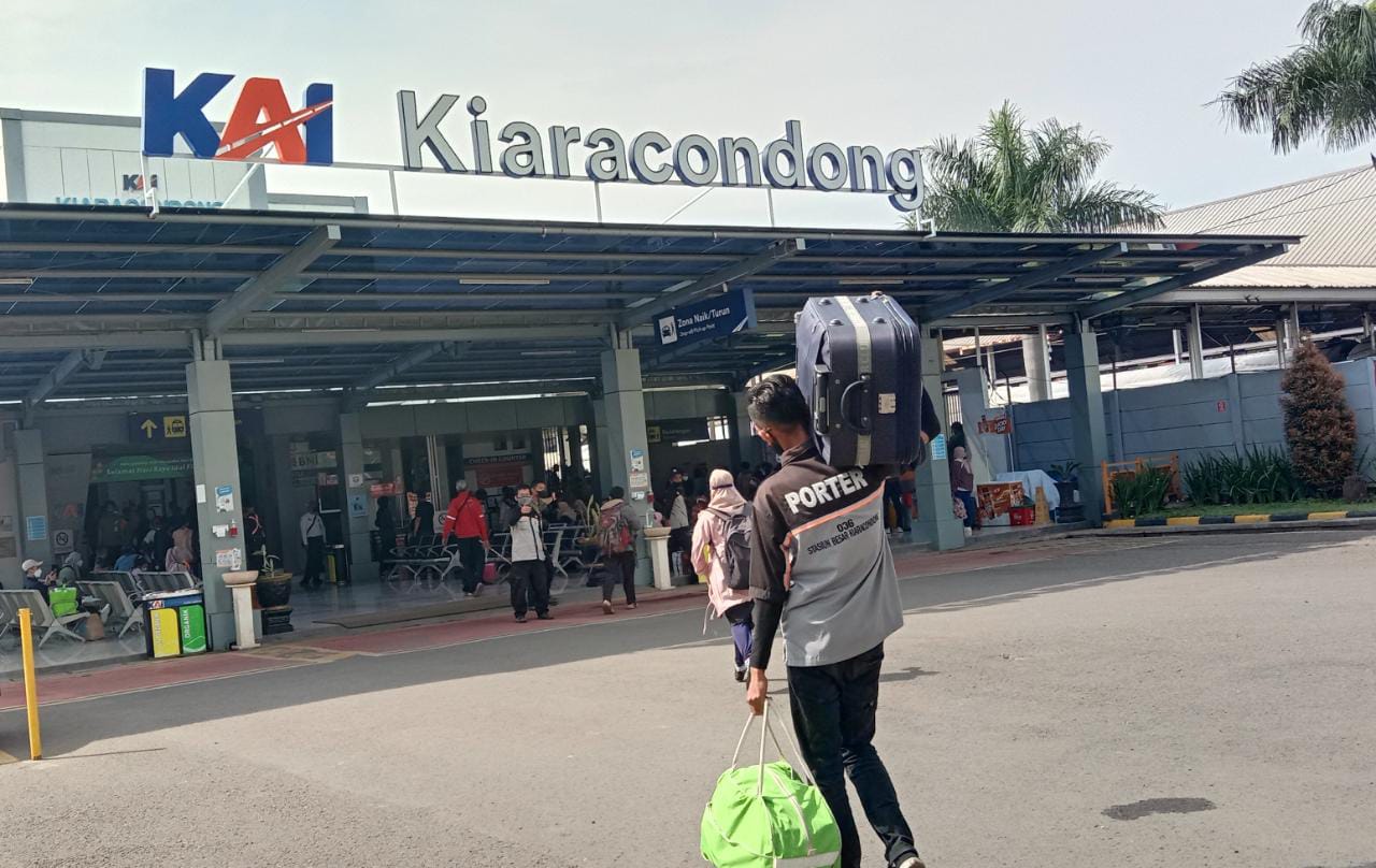 Salah seorang Porter di Stasiun Kiaracondong Bandung, sedang mengangkut barang bawaan pemudik, Jumat (29/4). (Foto: Sandi Nugraha/Jabar Ekspres)